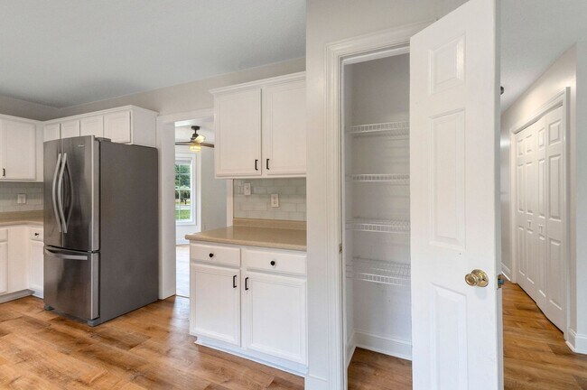 Building Photo - Farmhouse-Style Home Minutes from the Water | No HOA