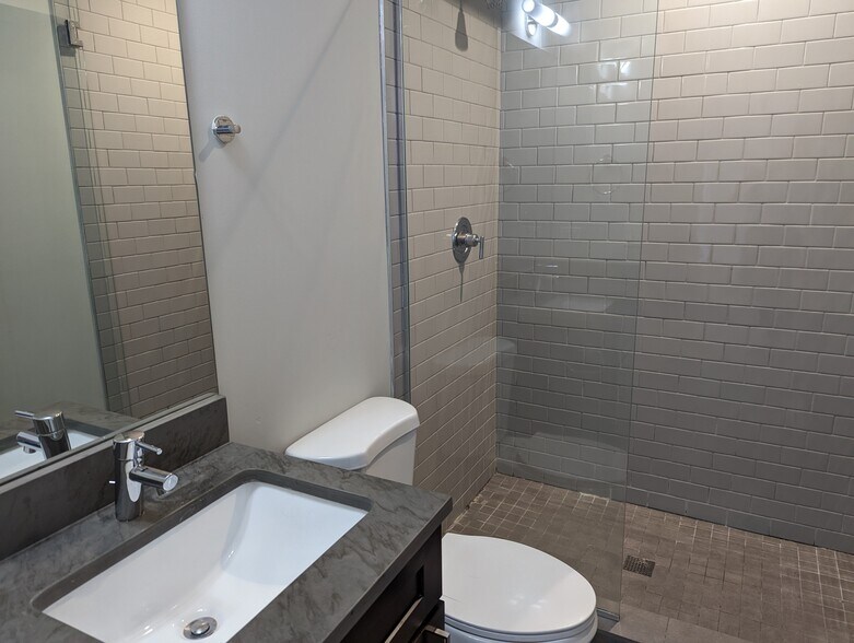 Building Photo - 2203 W Eastwood Ave