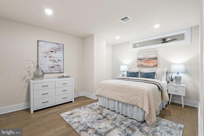 Building Photo - 30 W Broad St