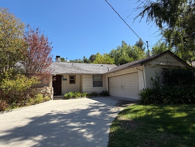 Primary Photo - Newly Rehabbed Charming 3 Bed 2 Bath Home ...