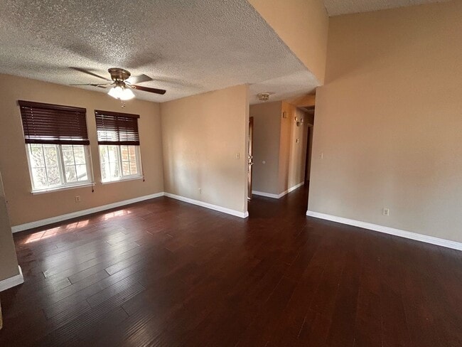 Building Photo - Cute home for rent in Tulare