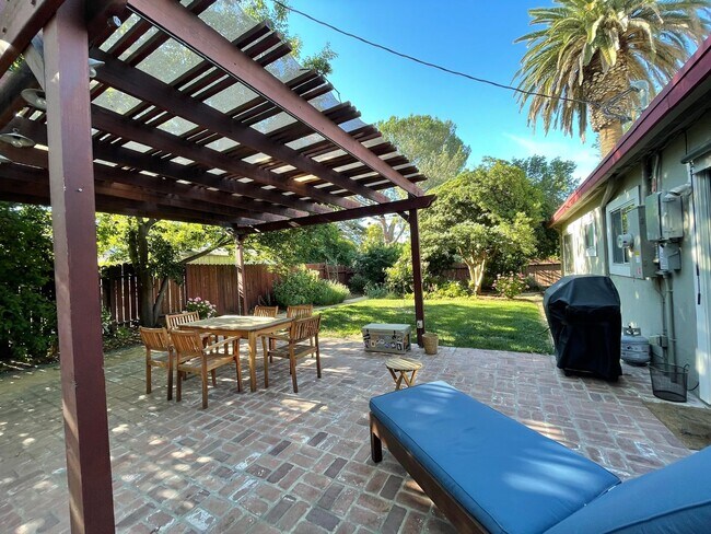 Building Photo - WELL MAINTAINED SINGLE STORY HOME WITH SOL...