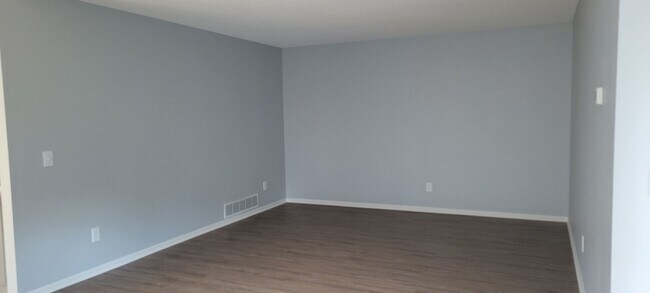 Building Photo - Newly Refreshed 2 bedroom in HOA
