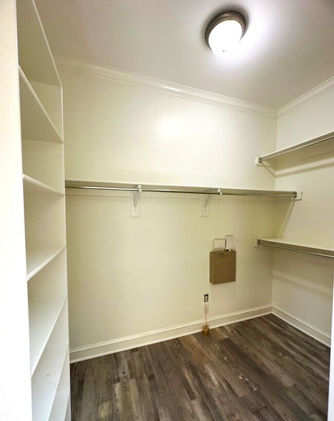 Building Photo - Gorgeous 4 Bedroom Home A Must See