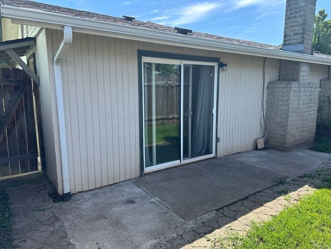 Building Photo - Updated 2 bed 1 bath dulpex in Springfield!