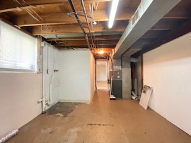 Building Photo - 3 Bedroom Home Available in Elkhart!