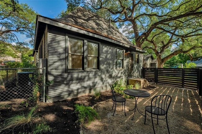 Building Photo - 1507 Drake Ave