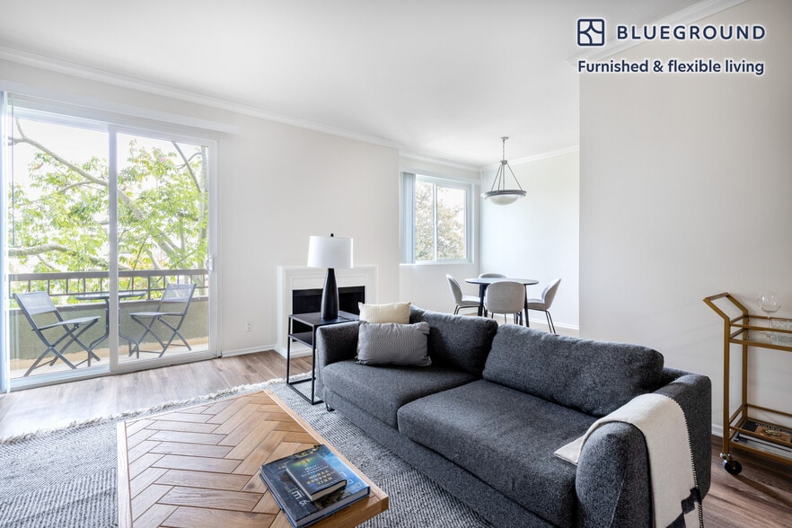 Building Photo - 467 S Arnaz Dr