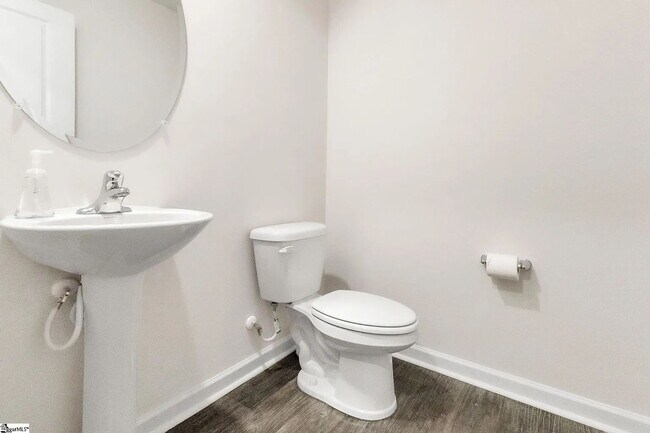 Building Photo - 3 bed, 2.5 bathroom Townhouse