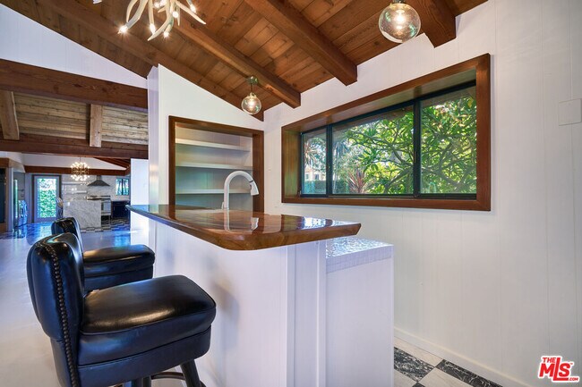 Building Photo - 201 S Larchmont Blvd