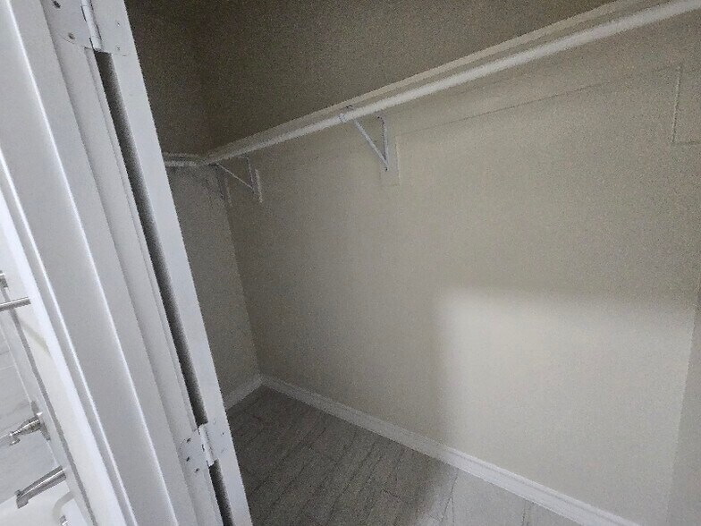 Building Photo - 512 S Hackberry St