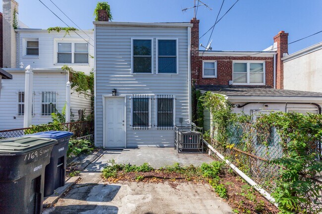 Building Photo - Trinidad Rowhome | 2 Bed | 1 Bath | 800 Sf | Large Fenced-In Front Porch & Fenced-in Backyard | 2...