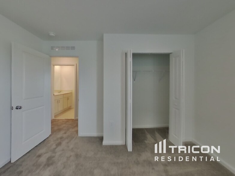 Building Photo - 5660 Gingham Dr