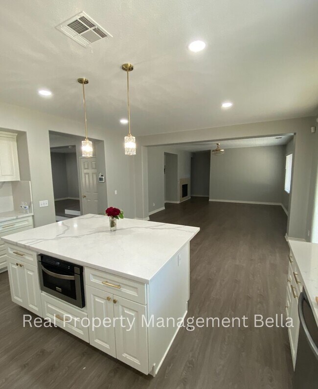 Building Photo - 25249 Silverwood Ln