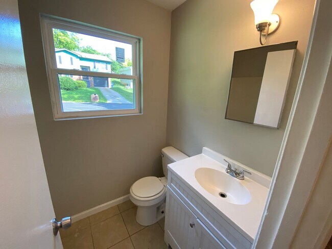 Building Photo - Updated 3 bed 1 bath in Brainerd! Vouchers Accepted! Leasing Specials Available!