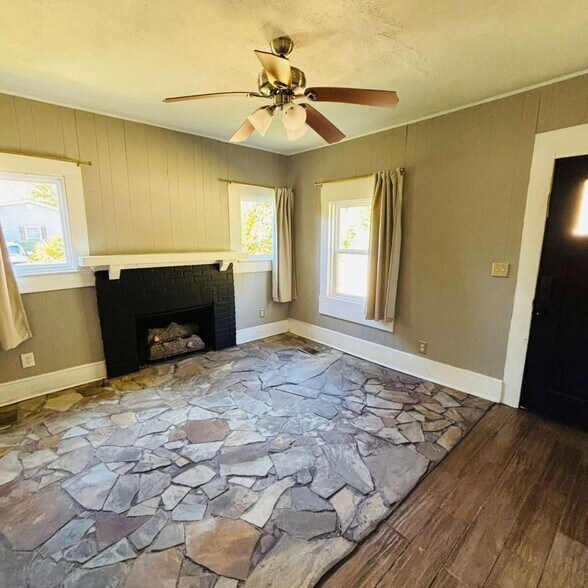 Building Photo - 17 School Rd