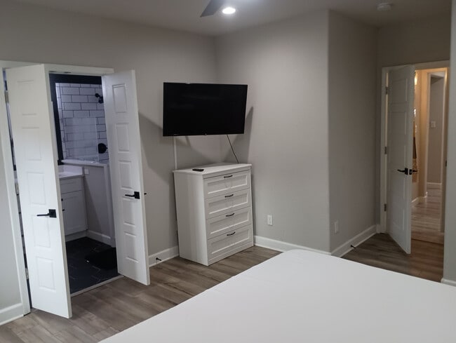 Building Photo - Room in House on Mississippi
