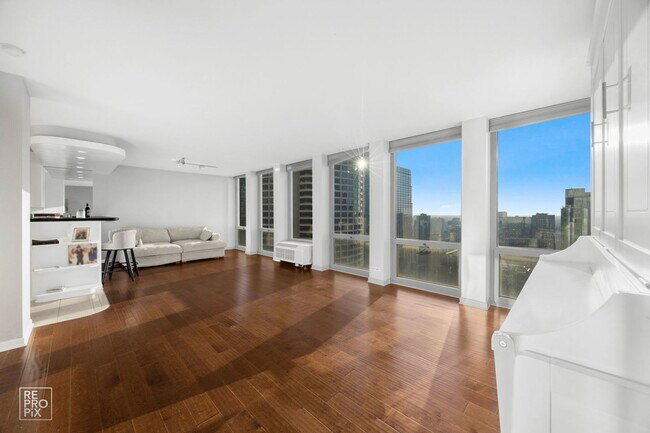 Building Photo - 111 E Chestnut St