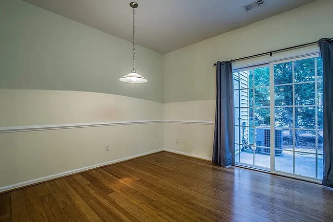 Building Photo - 2 Bedroom 2.5 Bathroom