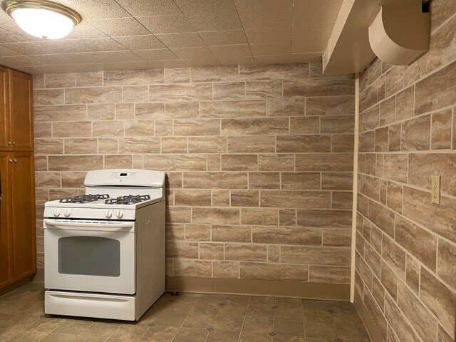 Kitchen - 225 N Overland Trl