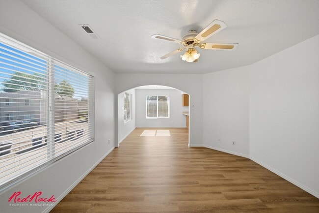 Building Photo - Newly Updated and Move-In Ready 3 bedroom Townhome!