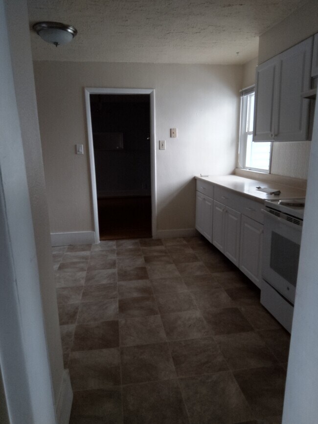 Building Photo - 1308 E Queen Ave