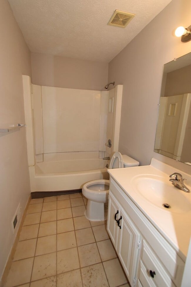 Building Photo - 2 Bed 1.5 Bath Condo