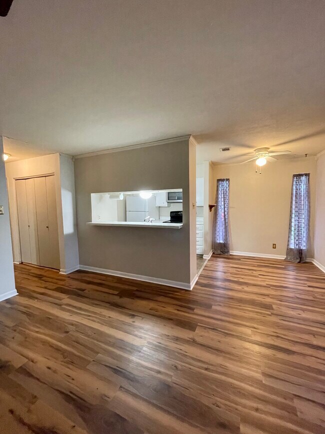 Building Photo - 1051 Country Club Dr