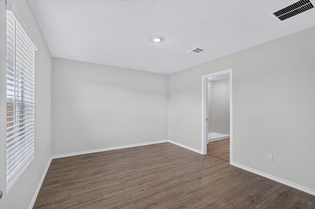 Building Photo - 1153 Northfield Dr
