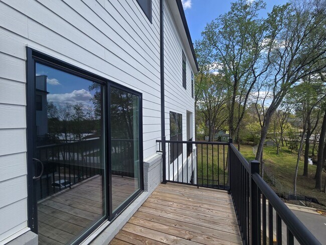 Building Photo - Brand Spankin' New Condo on White St!