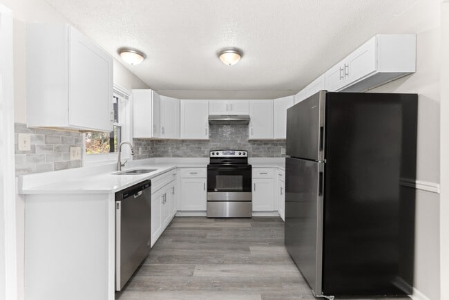 Building Photo - 121 Mark Twain Cir