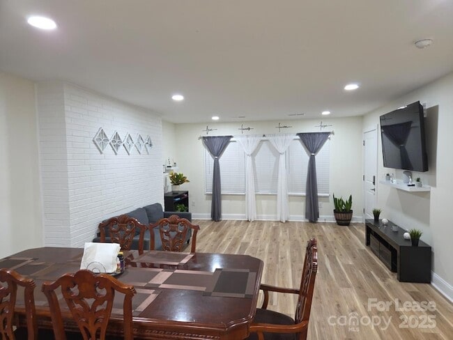 Building Photo - 4265 Center Rd