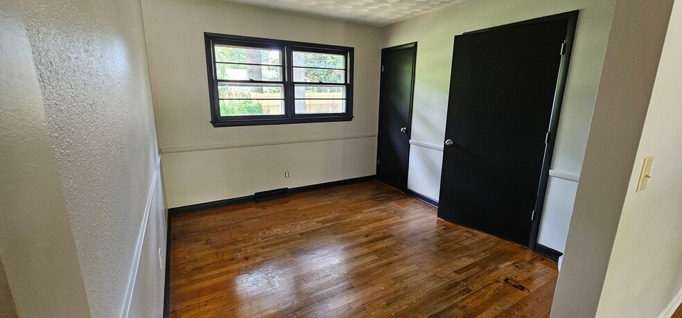 Building Photo - 2253 S Florence Ave