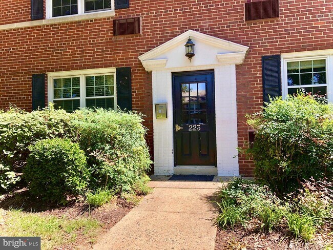Building Photo - 223 S George Mason Dr