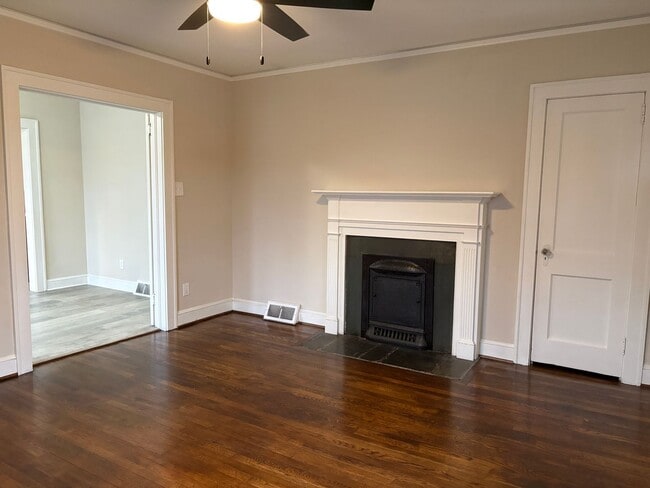 Building Photo - 2 Bedroom, 1 Bathroom House in Winston-Salem!