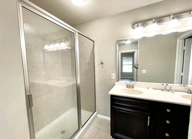 Building Photo - 4820 Lakeshore Dr