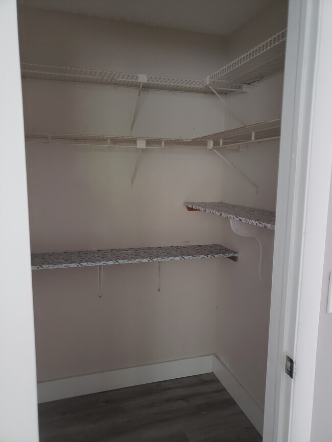 Building Photo - 8060 Canterbury Cir