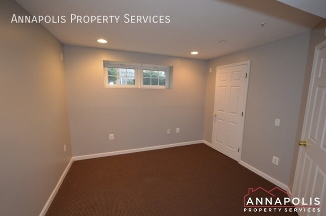 Building Photo - 546 Francis Nicholson Way