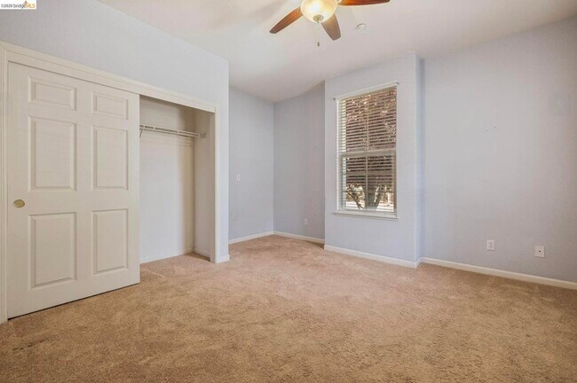 Building Photo - 822 Shasta Daisy Dr