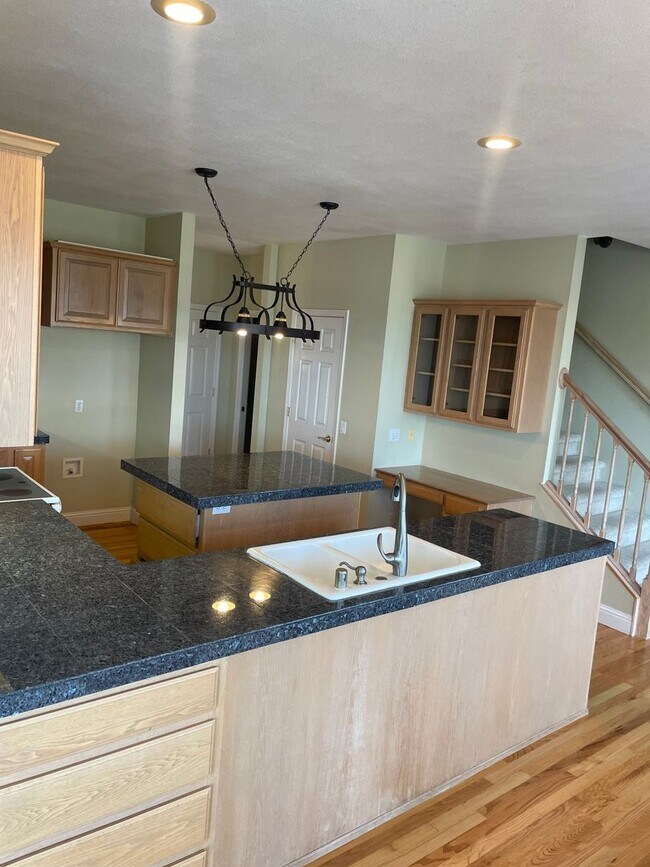 Building Photo - Luxury Living in The Knolls
