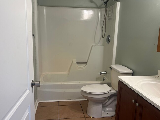 Building Photo - 2 bd 1 bath apartment with garage area loc...