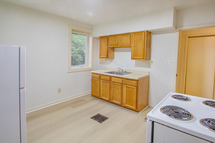 Building Photo - 421 Peebles St