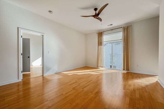 Building Photo - Downtown Durham 1bd/1ba Top Floor Corner Unit Condo!