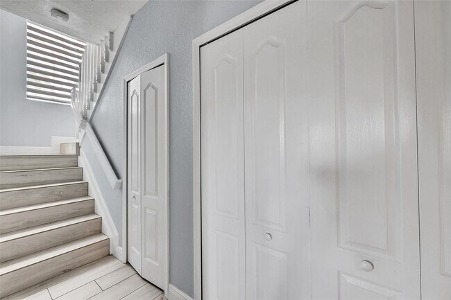 Building Photo - 150 Jacaranda Country Club Dr