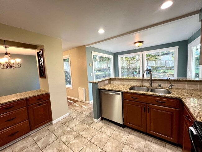 Building Photo - Charming 3-Bed, 3-Bath Home with Bonus Roo...