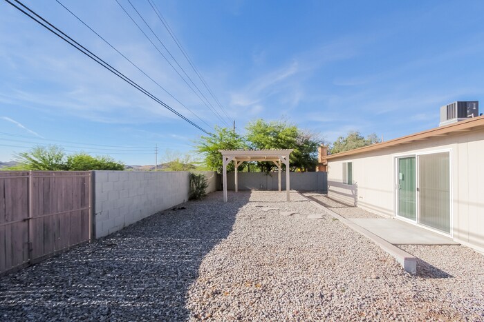 Building Photo - 6080 S Springbrook Dr