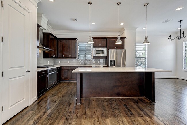 Building Photo - 744 W 24th St