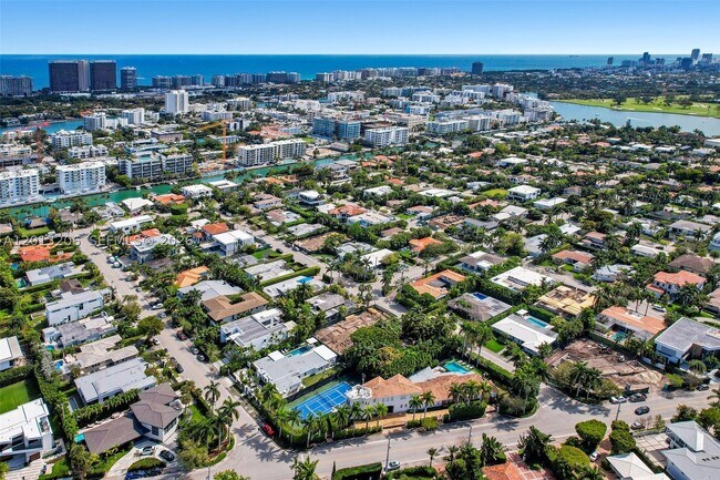 Building Photo - 9800 W Bay Harbor Dr