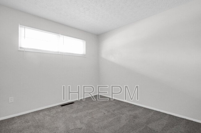 Building Photo - 6403 Roselawn Ave