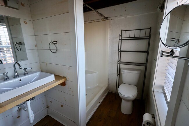 Building Photo - 343 N Mulberry St